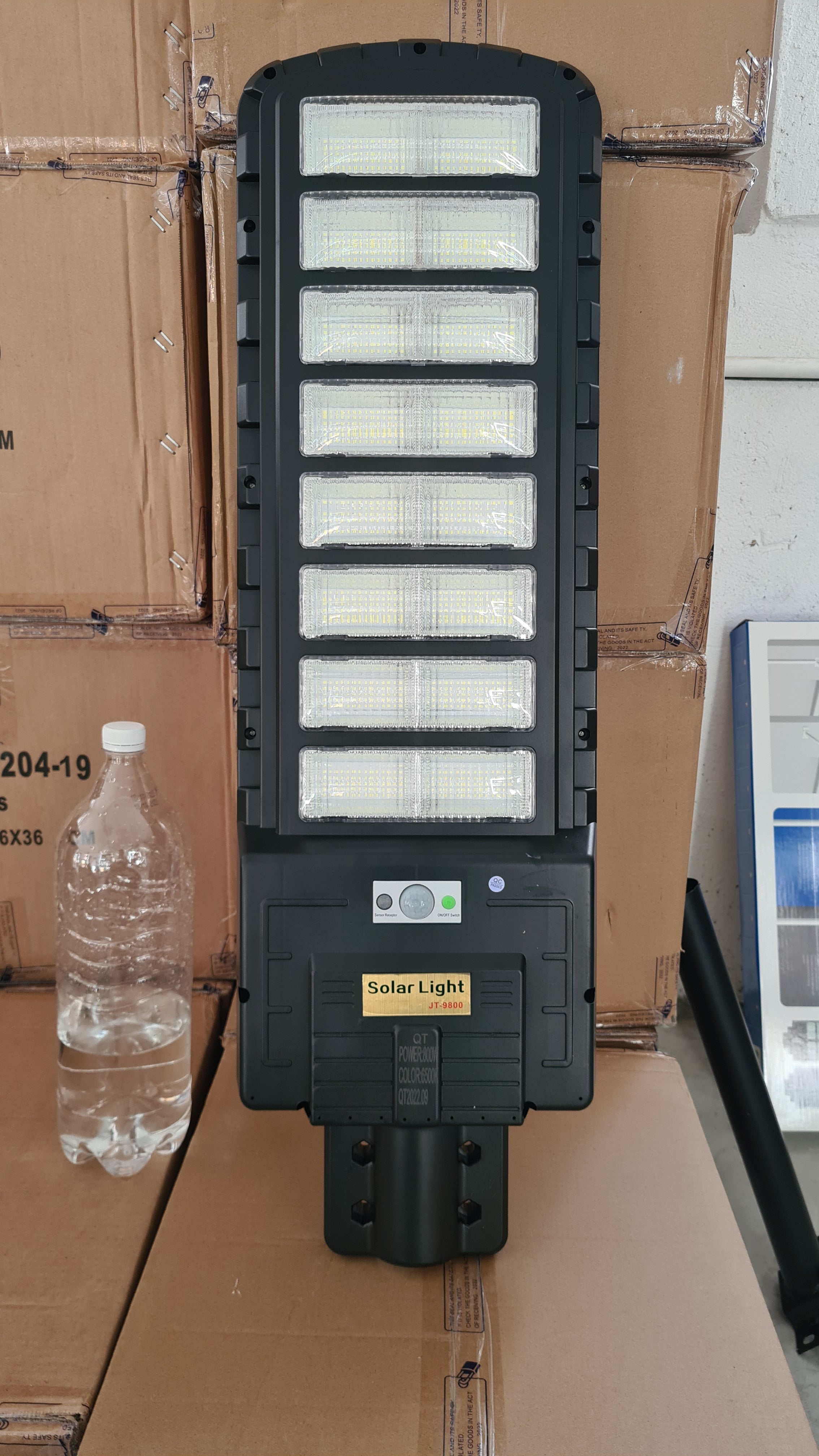 Lampa Solara 400W/300W/200W Stradala cu Telecomanda si Picior Metalic, Senzor Crepuscular,