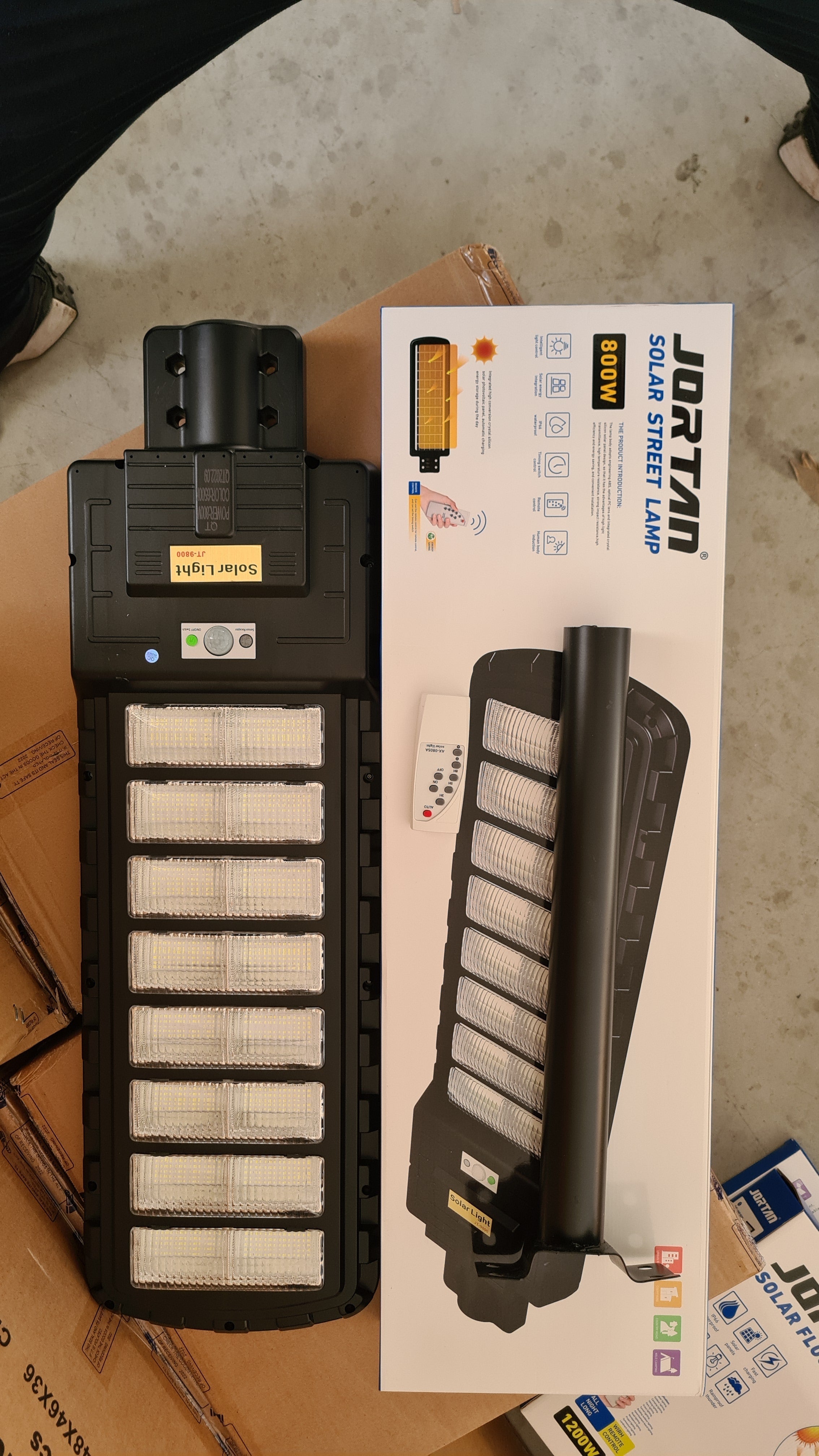 Lampa Solara 400W/300W/200W Stradala cu Telecomanda si Picior Metalic, Senzor Crepuscular,